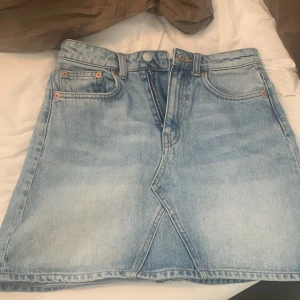 Ljusblå low waisted jeanskjol - Säljer en ljusblå jeanskjol från Weekday. Har inte använt och den köptes förra året.💞