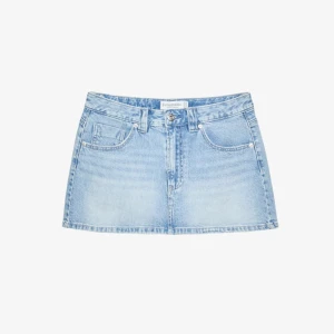 Ljusblå jeanskjol mini - Superin ljusblå jeanskjol ifrån stradivarius, helt oanvänd med prislapp kvar!! Kjolen är slutsåld.