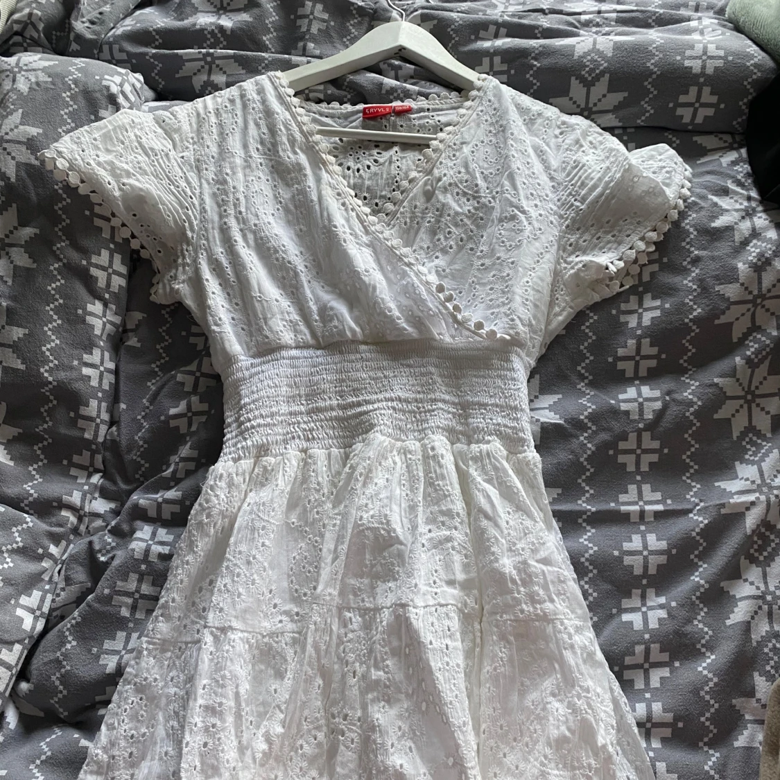 Vit omlottklänning med spetsdetaljer - 2