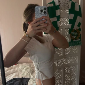 Snygg unik tröja - As snygg tröja med knytningar längs sidan!! 