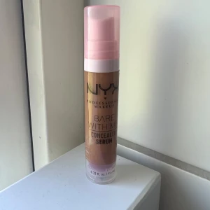 NYX Bare With Me Concealer Serum Deep Golden - Enbart testad en gång som bronzer! Superfin men då jag föredrar puder så kommer den ej till användning. Färgen syns på bild nr 2.