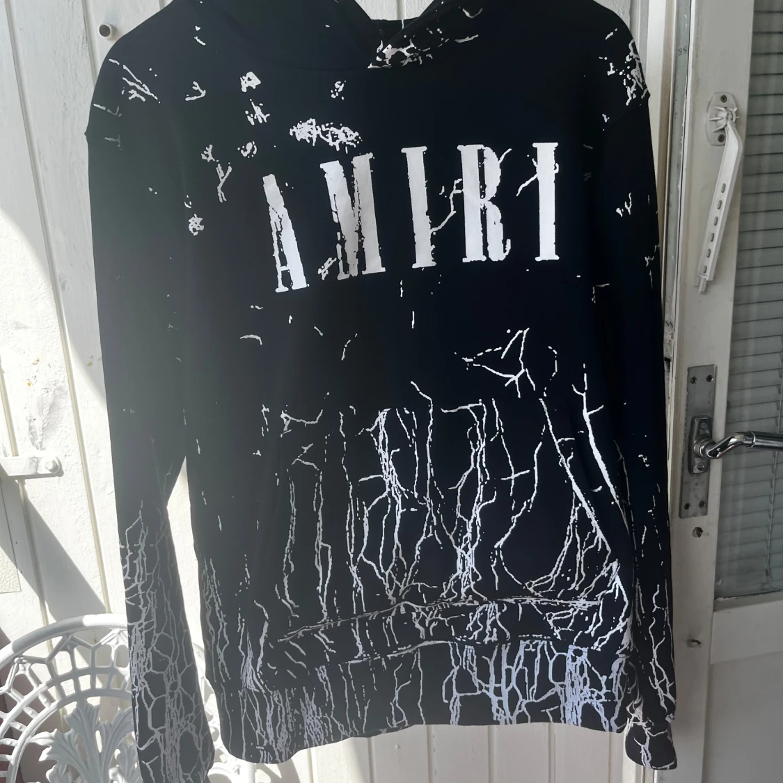 Svart hoodie från Amiri med vit mönster