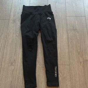 Svarta tights från ICANIWILL - Svarta tights med hög midja från ICANIWILL. Tight passform och stretchigt material, perfekt för träning. Logga på benet och diskret detalj vid höften. Bekväma och stilrena för gymmet eller löprundan.