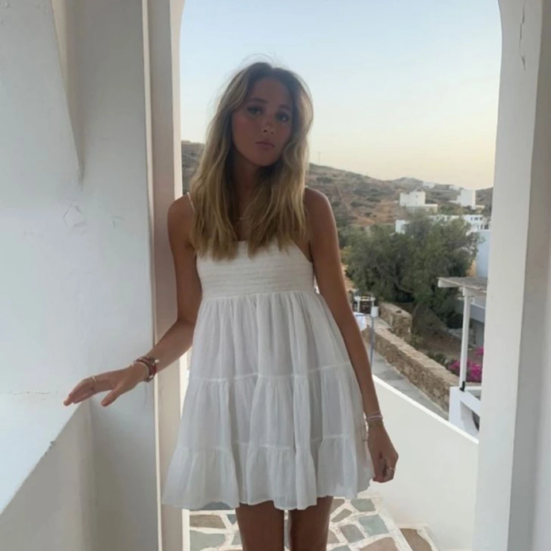 Vit volangklänning med smockliv