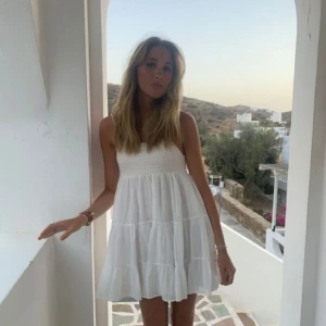 Vit volangklänning med smockliv - Säljer denna söta vita klänningen från Zara, perfekt till sommaravslutning/student eller bara till sommaren. Köpt på plick men ser inga skador på klänningen. Kontakta om frågor om pris eller klänningen ! 💞💞 (lånade bilder) 