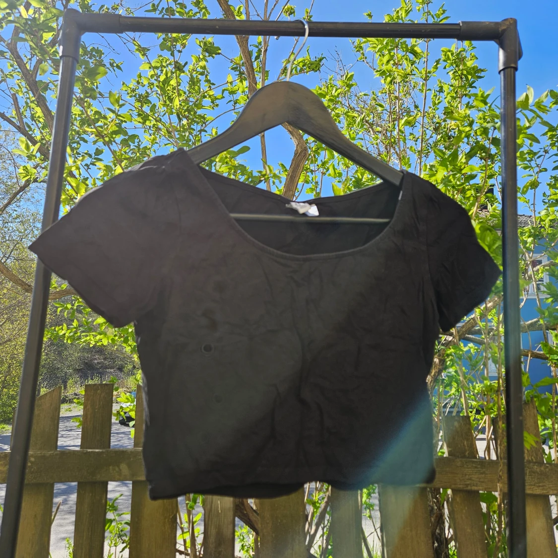 Svart croppad t-shirt