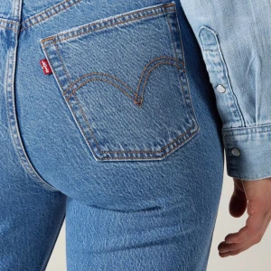 Levis 501 blå jeans - Klassiska Levis 501 jeans i ljusblå denim med raka ben och hög midja. Köpta i butik för 1349:- Helt oanvända med prislapp kvar!