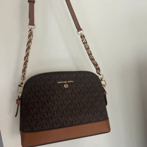 Michael kors väska - I jättefint skick men kommer inte till användning