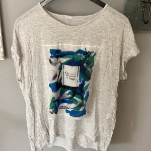 Top från Zara  - Ljusgrå top från Zara storlek S. Fint skick, inga fläckar eller hål. Sparsamt använd. 