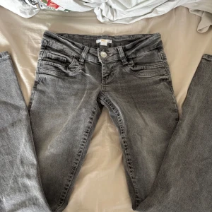 Gråa lågmidjade bootcut jeans - Från gina ungdom i storlek xs!! Jätte lågmidjade och snygga😇😇