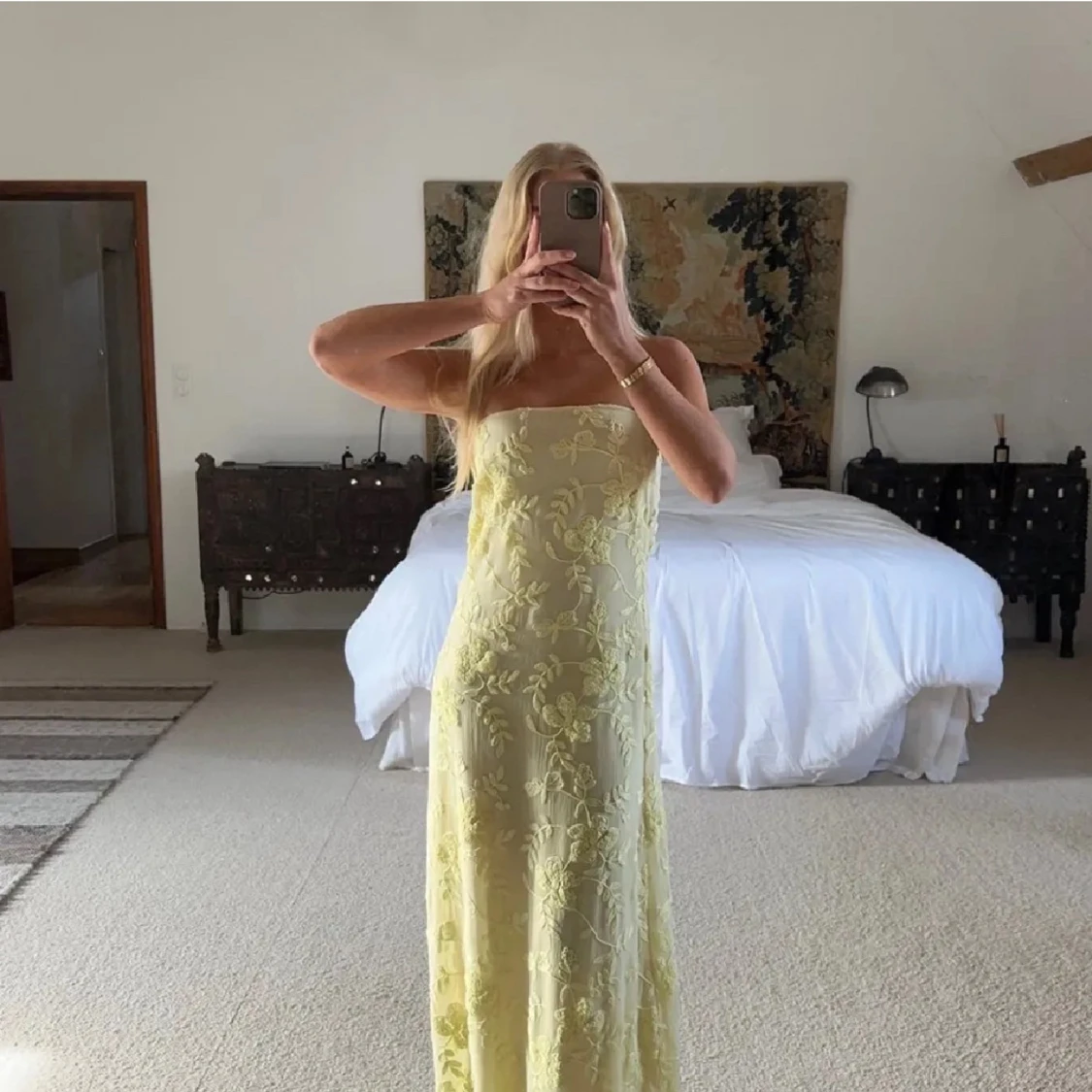 Ljusgul långklänning med spetsdetaljer