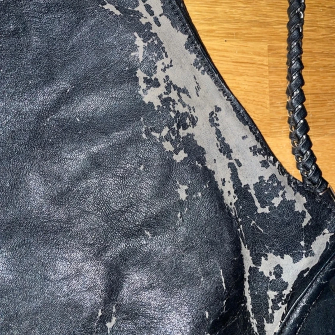 Svart axelväska från Guess med kedjedetalj - 3