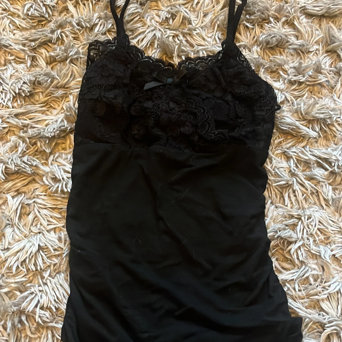 Svart spetslinne med rosett