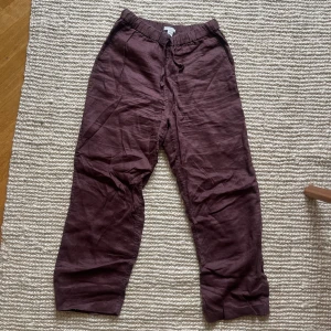 Linnebyxor från Arket!  - Bruna linnebyxor från Arket i storlek S. Skrynkliga men annars fint skick! 