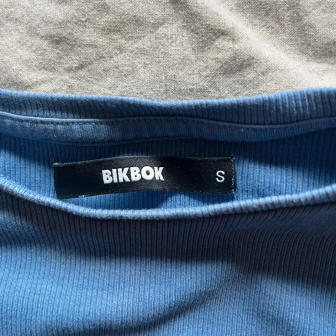 Blå t-shirt från BikBok - 2