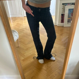 Mörkblå lågmidjade bootcut jeans - Mörkblå trendiga jeans med låg midja och bootcut passform. Längst ned på benet vid vristen så är det coola snörningsdetaljer. Jag är 173 cm och de passar mig perfekt