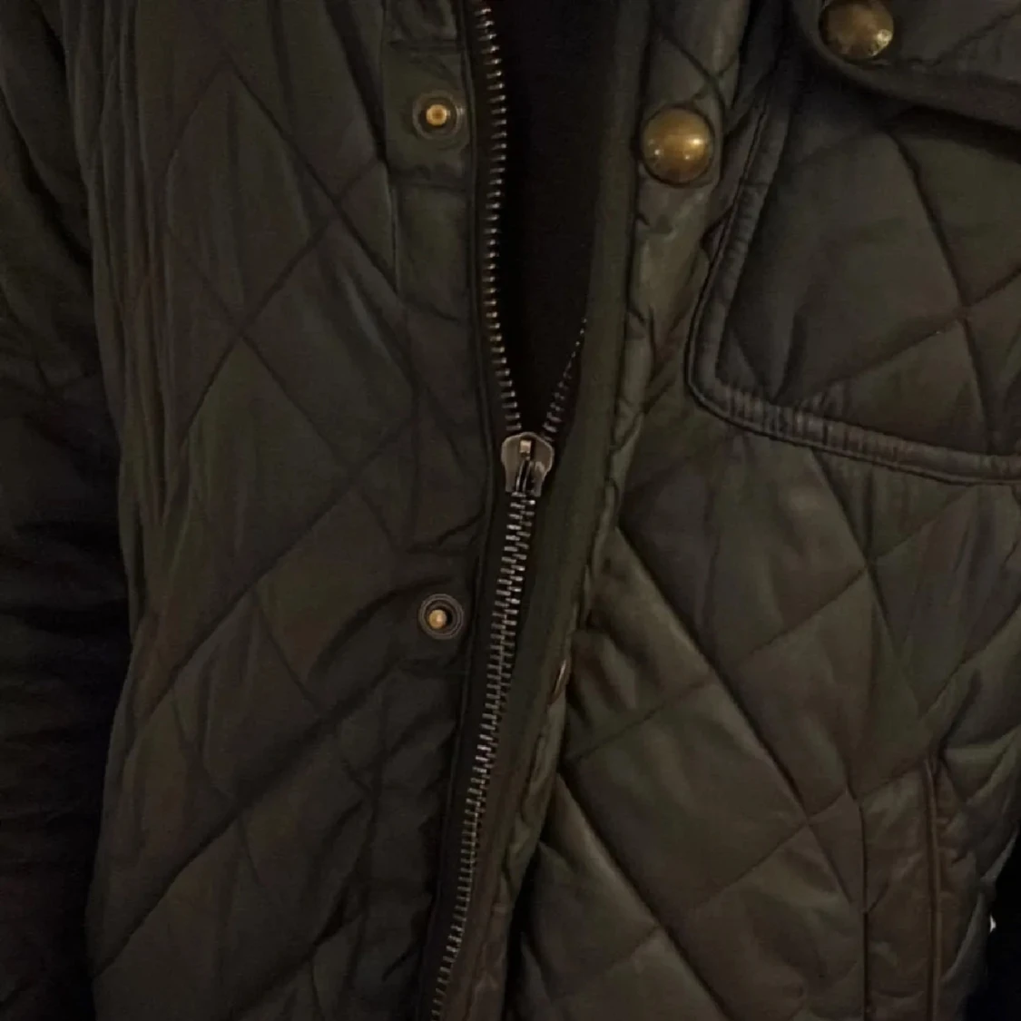 Svart quiltad jacka med bruna detaljer - 2