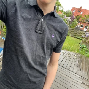 Ralph Lauren piké  - Ralph Lauren piké | Size XS men passar både XS/S, klassisk Ralph Lauren passform med lite längre där bak | Bra skick | Sällsynt colourway i stil👌| Ordniarie pris: ca 1500 kr 