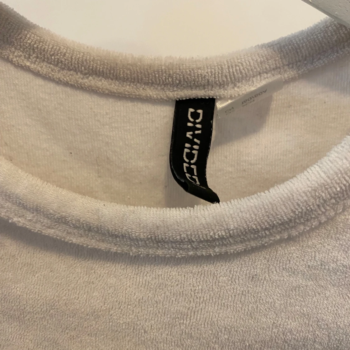 Vit croppad t-shirt från Divided - 2