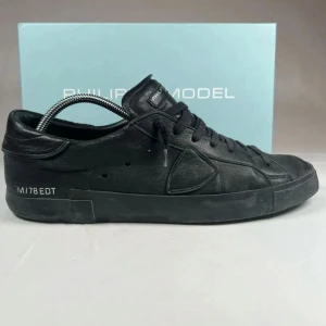 Svarta sneakers: Philippe Model - Säljer ett par svarta sneakers av märket Philippe Model. De är i storlek 44 men är något stora i storleken. Box och dustbag ingår. Använda men i mycket bra skick.  Nypris ca 3500 kr. Hör av er vid frågor!😀