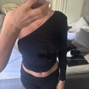 Svart off shoulder topp - Väldigt skönt material och sitter perfekt! Har aldrig använt den därav prislapp på
