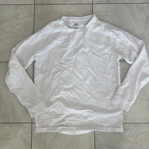Vit långärmad tröja  - En basic vit långärmad tröja från 157 i 100% bomull. Enkel och stilren design med rund halsringning och normal passform. Perfekt att ha som lager eller för en clean look. Nyskick och inga defekter såsom fläckar eller hål! Storlek S men skulle nog mer säga M