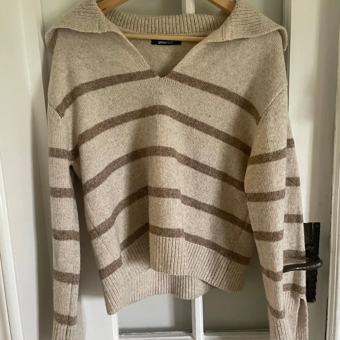 Beige och brun randig stickad tröja från Gina Tricot