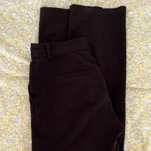 Svarta kostymbyxor från NA-KD - Svarta kostymbyxor från NA-KD med normal passform och raka ben i storlek 40 