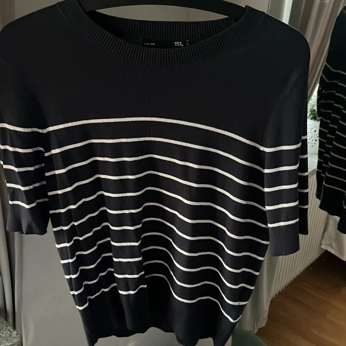 Marinblå och vit randig tröja från 157