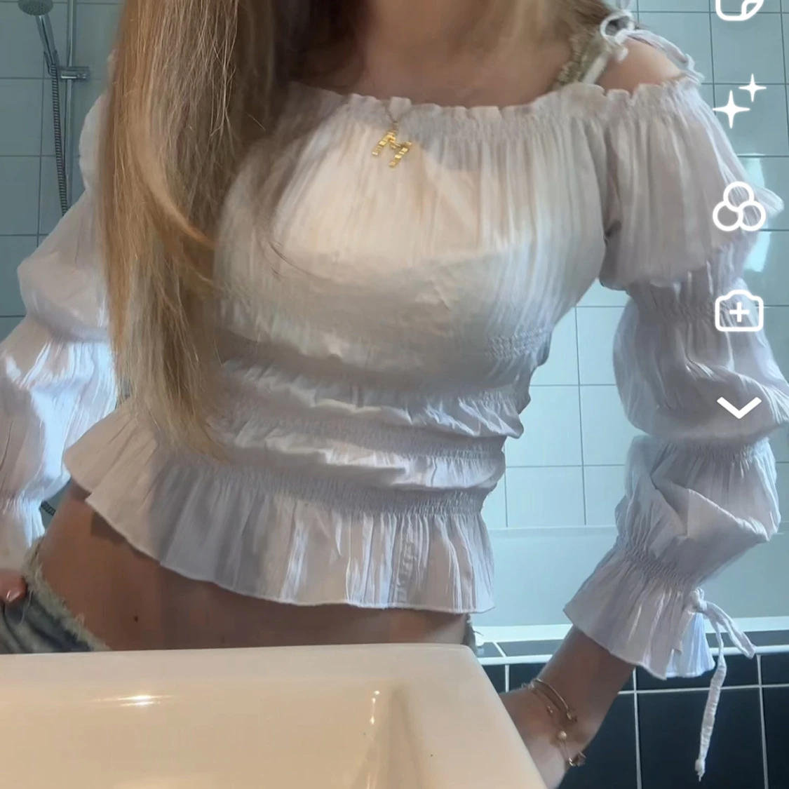 Vit offshoulder blus med volang