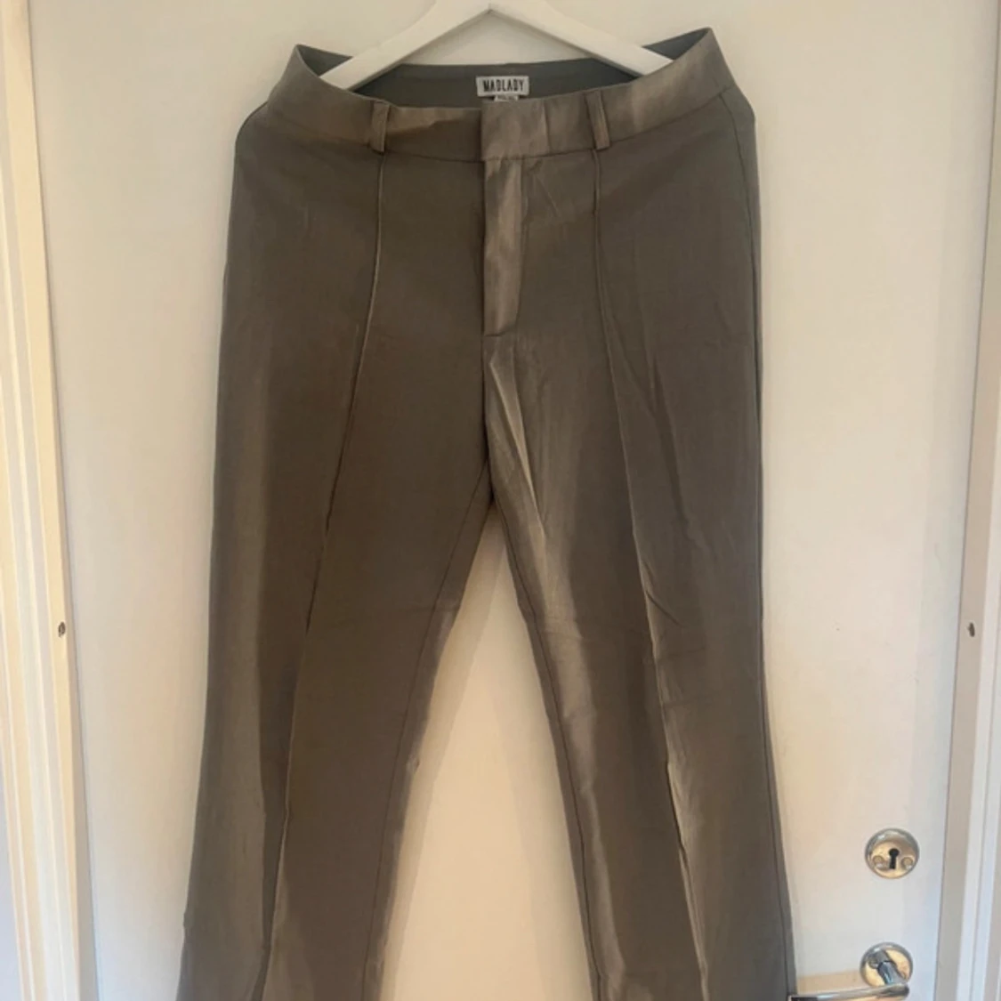 gråa kostymbyxor från Madlady