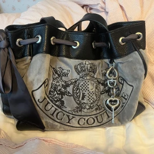 Juicy Couture Daydreamer Bag - Juicy Couture Daydreamer Large Double Handle Bag i grått och svart. Insidan är fodrad med Juicy Couture-mönster och har innerfickor. Väldigt rymlig och praktisk! 