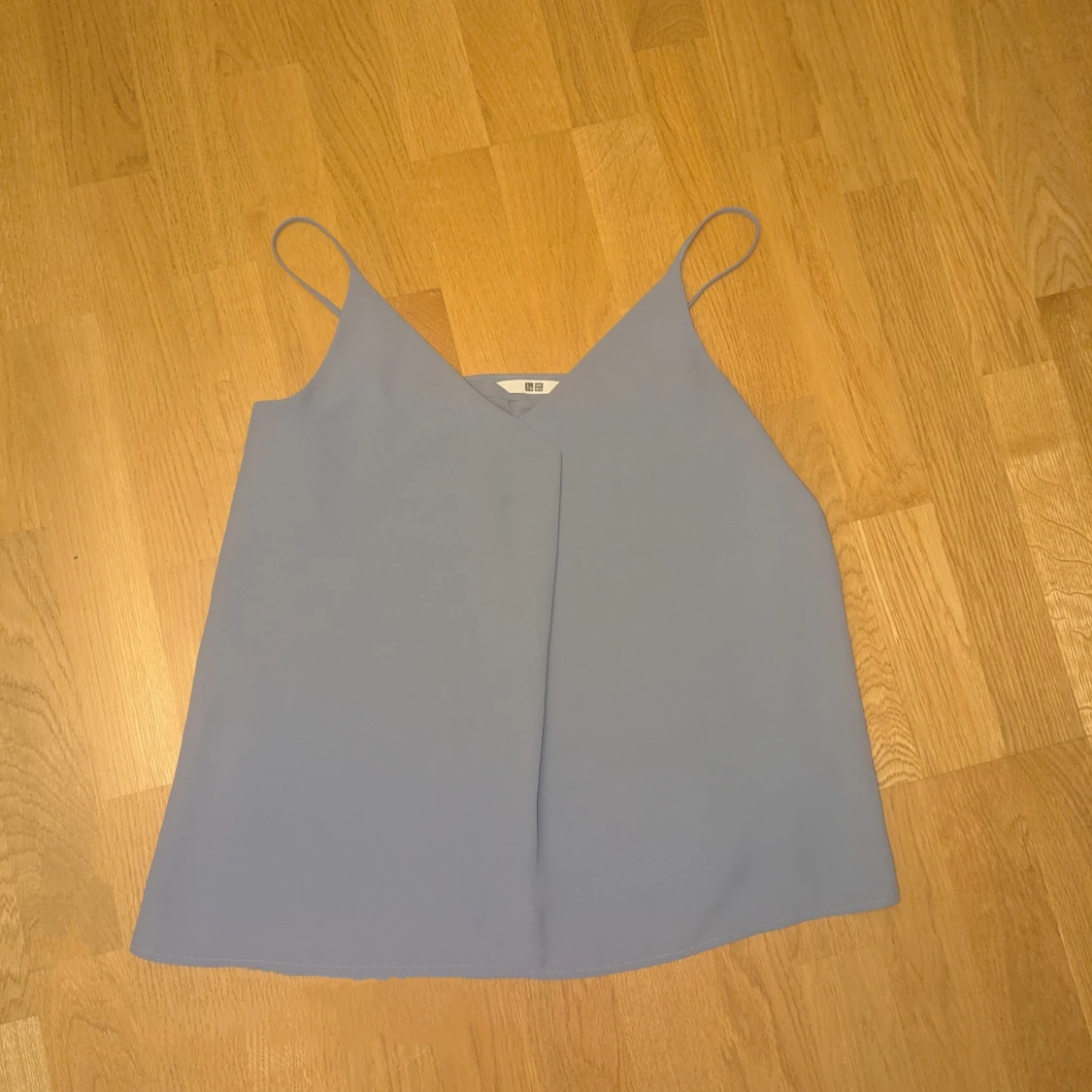 Ljusblå linnetopp med smala axelband - 1