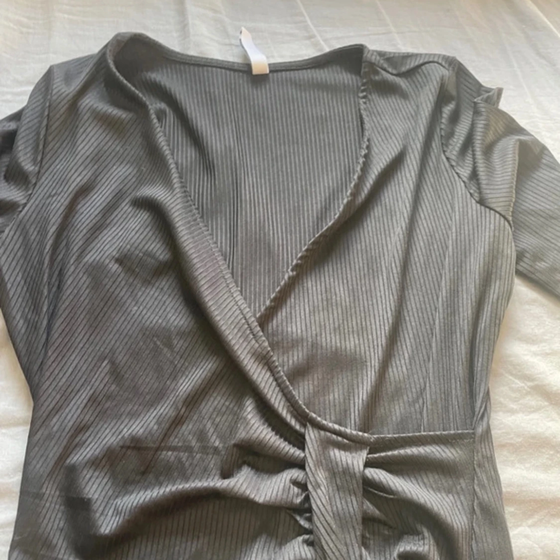 Grå omlottklänning med knyt - 1