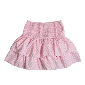 Rosa volangkjol med mönster - Söt rosa kjol med smått mönster och volanger. Resår i midjan för skön passform. Perfekt till varma dagar och enkel att matcha med olika toppar.