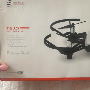 Två helt nya Tello drönare 💫 - Två helt nya Tello drönare 💫💫•	Skick: Helt nya och oanvända 	•	Modell: Tello Boost Combo 	•	Pris: 600 kr per styck Funktioner: 	•	13 minuters flygtid 	•	5 MP kamera och 720p video 	•	Elektronisk bildstabilisering 	•	Intelligenta flygläge 