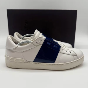 VALENTINO OPEN SNEAKERS - Valentino open sneakers - Skick: 9/10 - Storlek 41sitter som 42 - Tillbehör: box, extra snören - Nypris 7700kr - deluxecloset 
