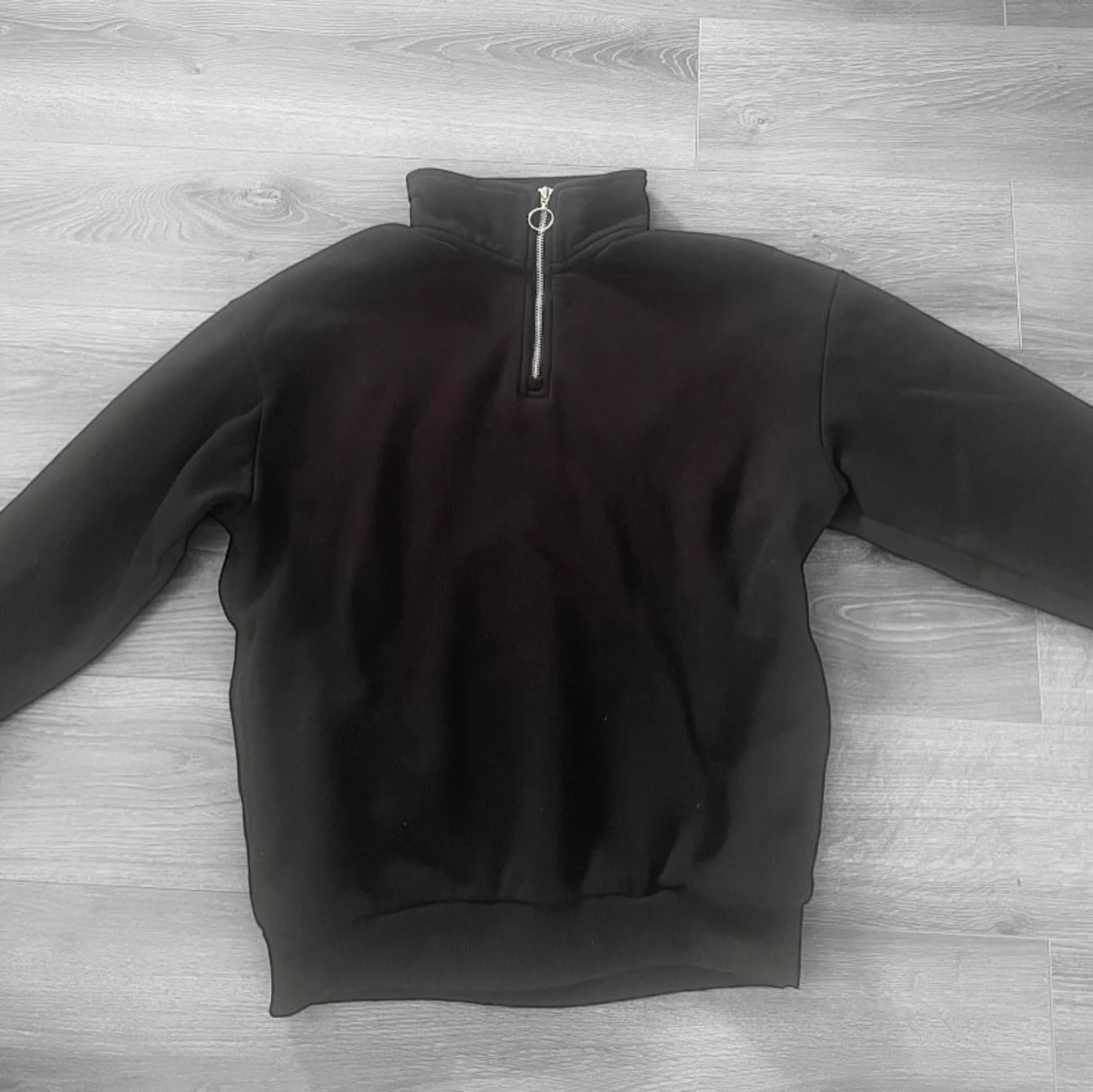 Svart tröja med dragkedja från Bershka