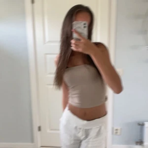 Tub Topp - En tub topp från Gina Tricot i storlek XS som är i bra skick. Säljer då den har blivit för lite för mig. 