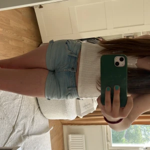 Ljusblå jeansshorts från Pepe Jeans - Säljer ett par ljusblå jeansshorts från Pepe Jeans. Lågmidjade, korta och stretchiga som är en så perfekt kombo. Använt en gång. Älskar hur de sitter! 