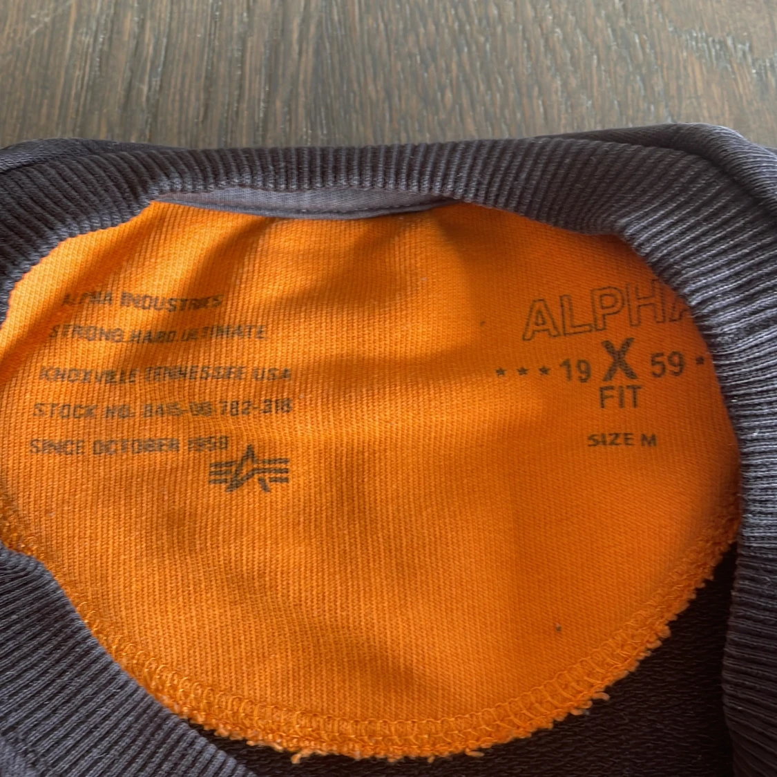 Svart sweatshirt från Alpha Industries - 2