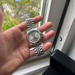 Seiko - datejust mod  - En elegant seiko - datejust mod i nybyggt skick | klockan har safirglas fram, vilket garanterar reptålighet | klockan är utrustad med ett aromatiskt urverk. | 39 mm | vid frågor och funderingar finns jag i DM 📩Mvh luxmods PRISET KAN DISKUTERAS