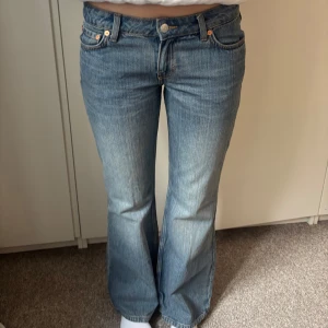 Blå low waist bootcut jeans - snygga low waist jeans, (inte mina bilder), Så fina att ha på en vardag, märke weekday. 