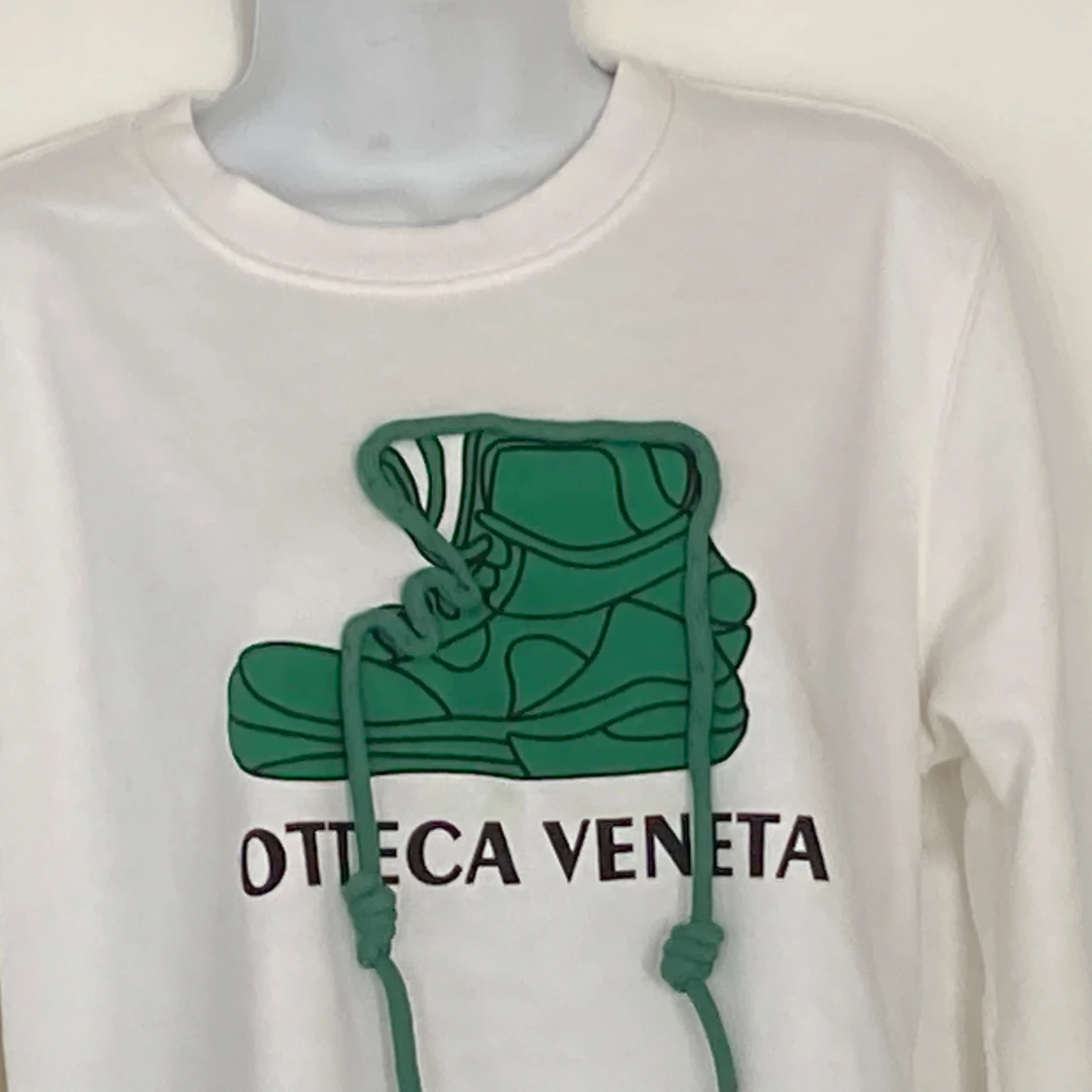 Vit sweatshirt från Bottega Veneta med grön sko-tryck - 3
