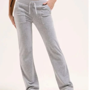 Grå mjukisbyxor från Juicy Couture💞 - Supermjuka grå mjukisbyxor från Juicy Couture, köpte här på Plick men de var för korta för mig, så passar nån åt det lite kortare hållet. 14-15 år