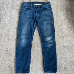 Acne Blå Konst jeans’ - Säljer dessa feta Acne blå konst jeans med en snygg wash/fade. Byxorna är i storlek 30/30! Dem är i fint skick utan defekter eller skador, pris ej hugget i sten. Hör gärna av dig vid frågor eller funderingar!🙌