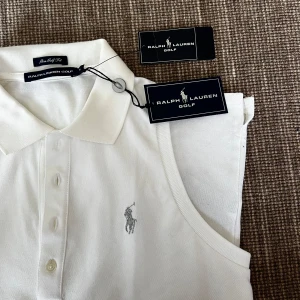 Vit golf topp för dam - Helt ny, prislapparna är kvar. En somrig golf piké från Ralph Lauren Golf. Inköpspris 780kr. 