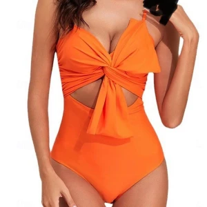 Orange baddräkt med knytdetalj - Säljer en snygg orange baddräkt med knyt framtill och smala axelband. Baddräkten har en cut-out detalj under bysten och är helfärgad utan mönster. Perfekt för stranden eller poolen! Helt ny