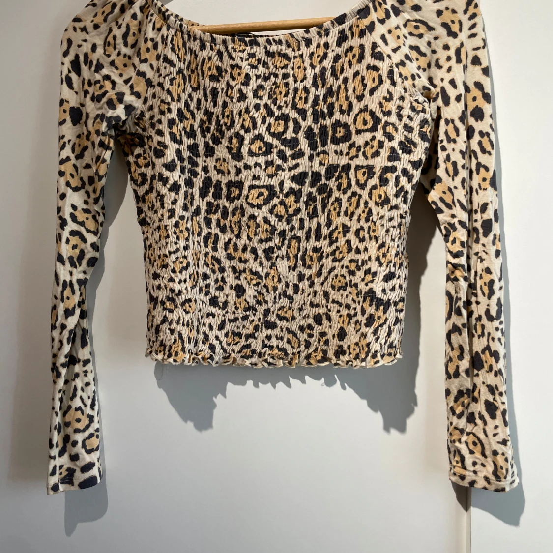 Leopardmönstrad långärmad topp från Gina Tricot