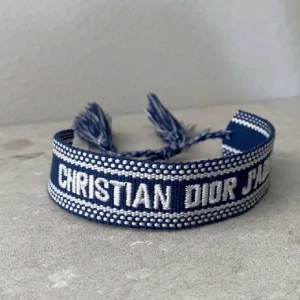 Blå Christian Dior J'Adior armband - Säljer mitt dior armand ändats använt några gånger, så jättebra skick hör gärna av er om ni har frågor💋